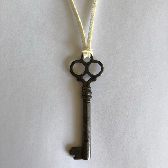 ✨MYSTERY Vintage Skeleton Key Necklace, White Cord - Picture 1 of 2